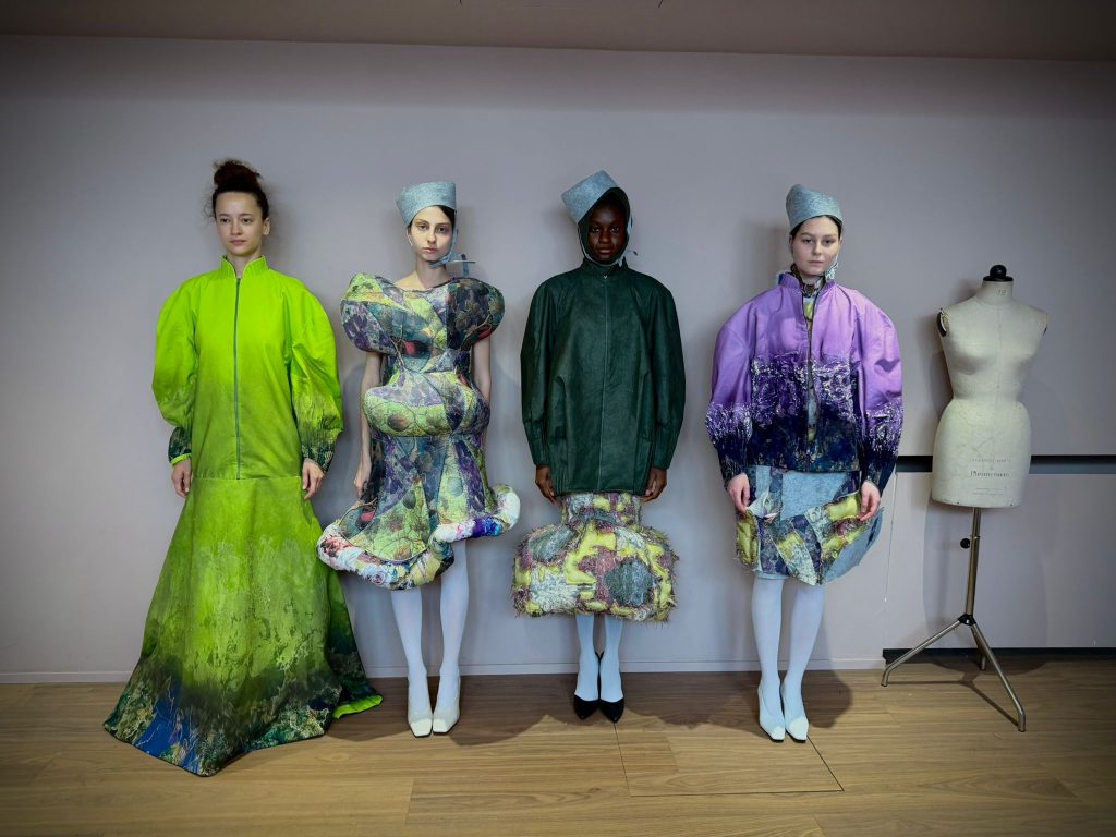 I quattro outfit della collezione Vil pensiero e corpi altrui di Niccolò di Carlo per Fashion Graduate Italia realizzati con tessuti in cotone Pontex e finissaggi di Tintoria Emiliana.